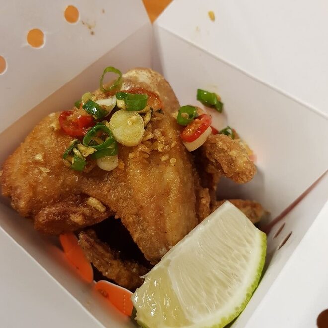戲棚下炸至金黃酥脆的炸雞翅