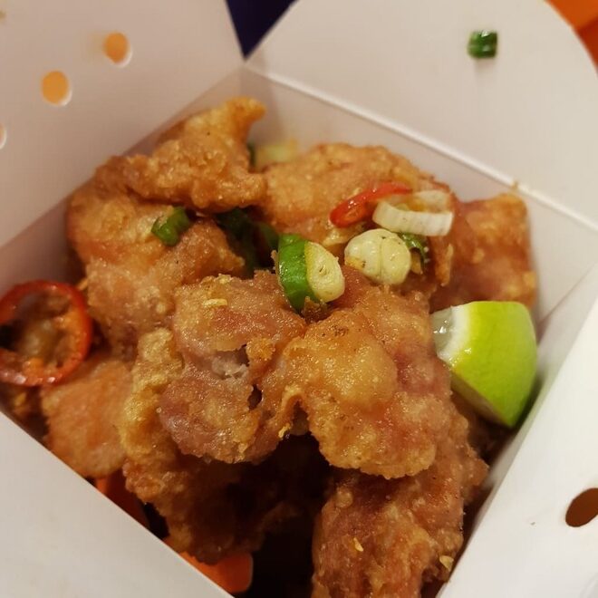 戲棚下外酥內嫩的無骨唐揚炸雞腿塊與薯塊