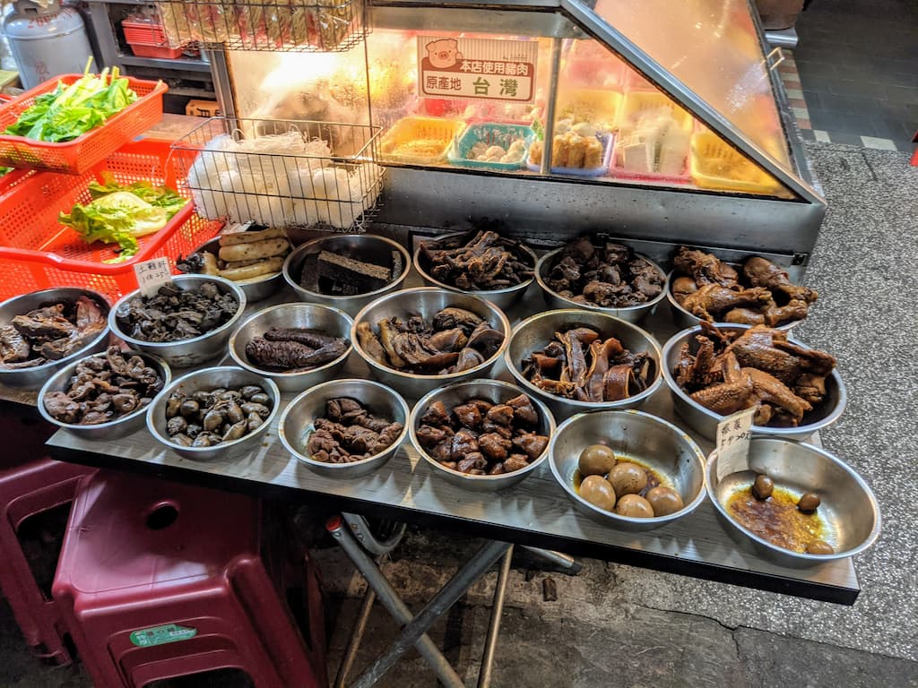 深坑平價滷味攤位旁擺放的多種事先滷製好的熟食肉品小菜