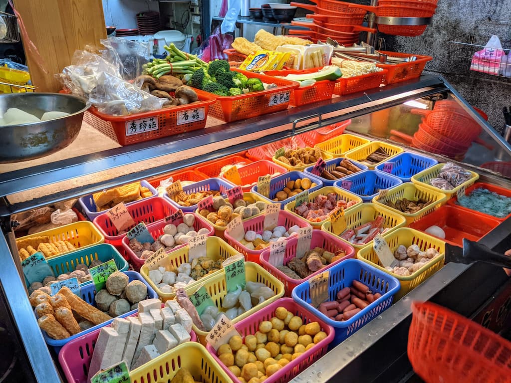 深坑平價滷味冷藏冰櫃內標示品名與價格的各式食材