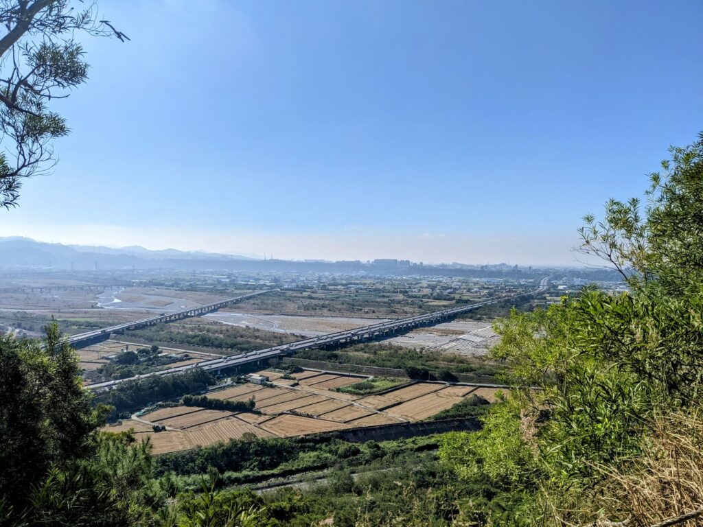 火炎山步道旁眺望國道一號高速公路與平原景觀