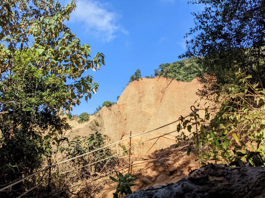 火炎山步道初段眺望裸露的尖銳礫石峽谷與惡地山脊