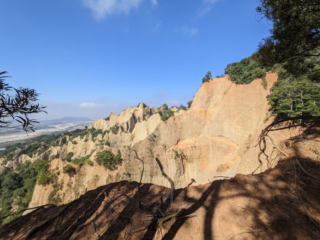 火炎山紅褐色陡峭惡地山壁與深邃侵蝕峽谷景觀