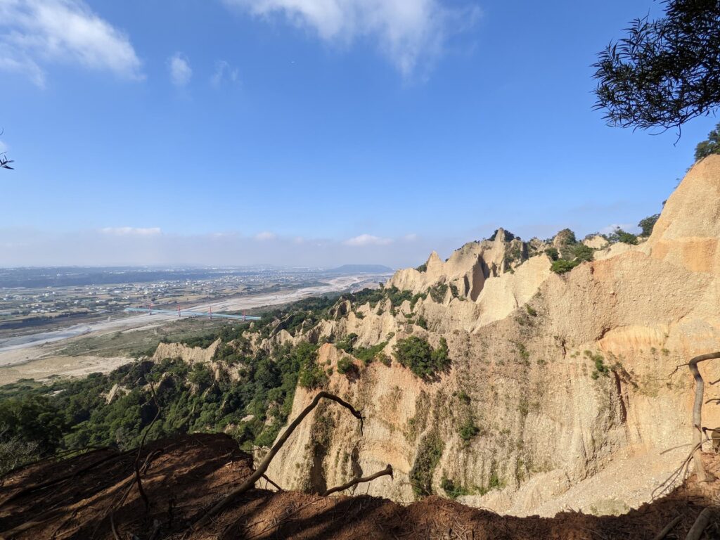 從火炎山步道高處俯瞰大安溪寬闊河床與跨河輸水管