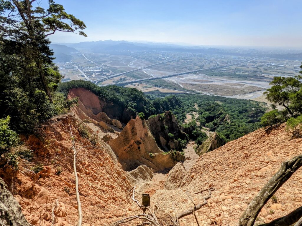 登山步道沿途眺望火炎山惡地深谷與起伏稜線