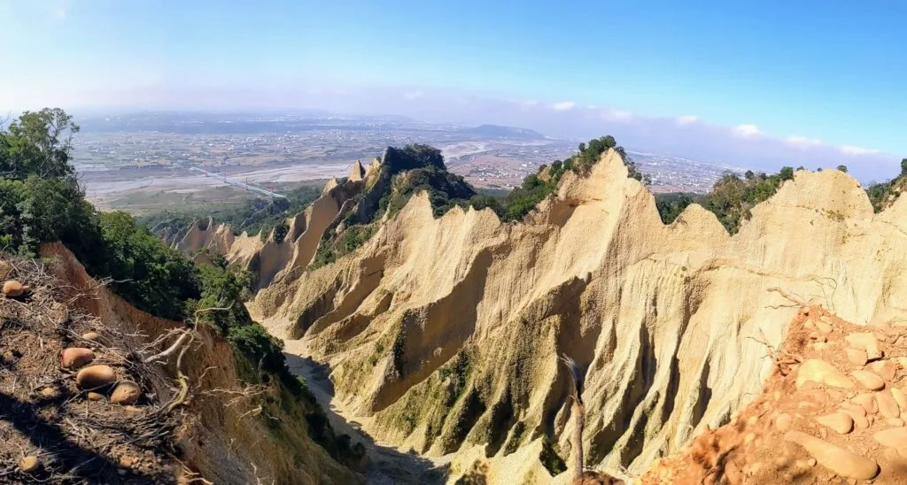 火炎山小峽谷觀景平台拍攝的惡地峽谷全景景致
