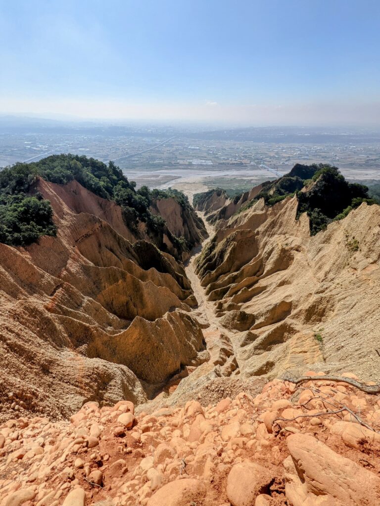 火炎山最高點平台眺望正面綿延壯闊的惡地奇景