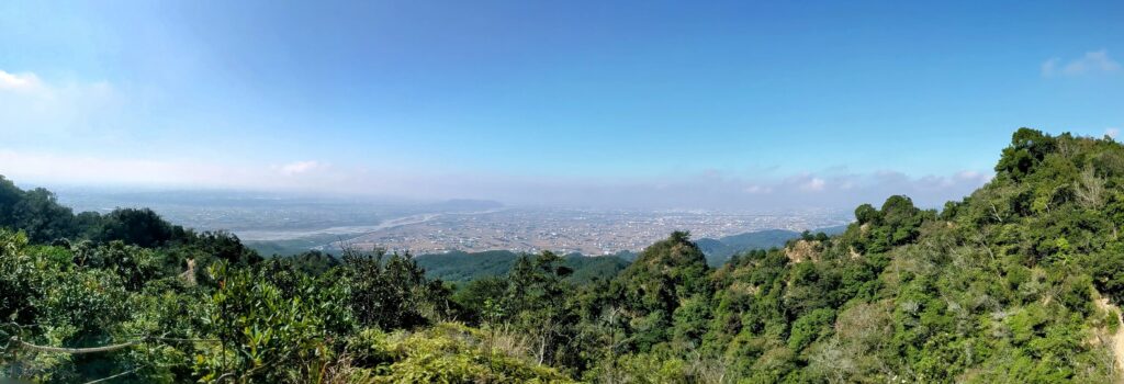 火炎山步道稜線眺望遠方群山山巒的全景畫面