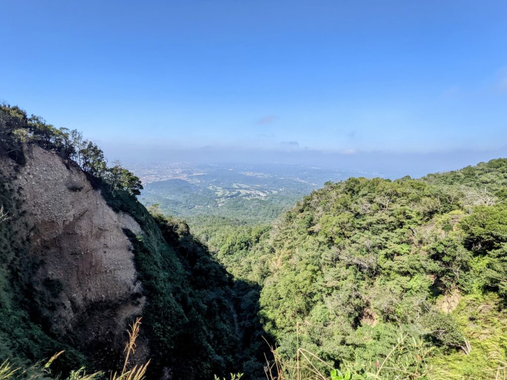 從火炎山步道陡坡處向外眺望的青翠山巒與開闊天際