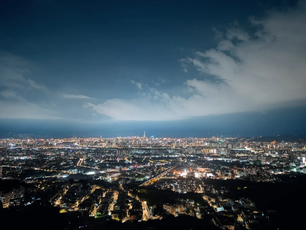 從樹林大同山觀景台遠眺璀璨的大台北盆地城市夜景